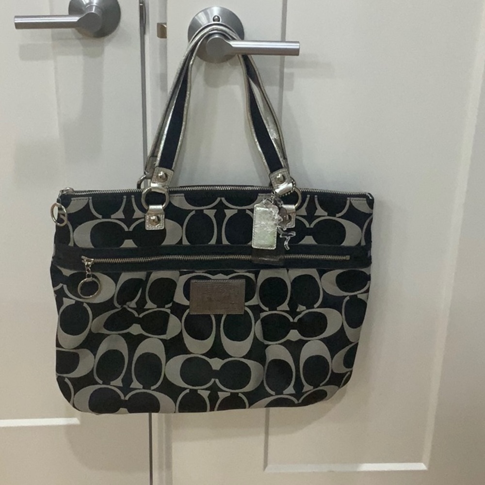 Beautiful Signature Coach carry all bag - EGUC!
